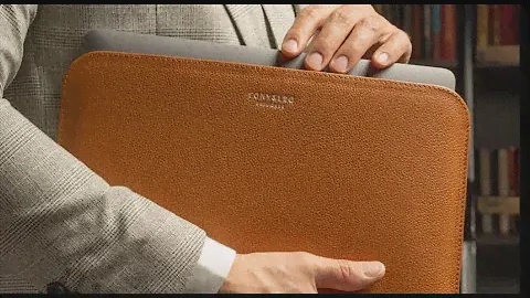 Чехол для MacBook кожаный коричневый  горизонтальный