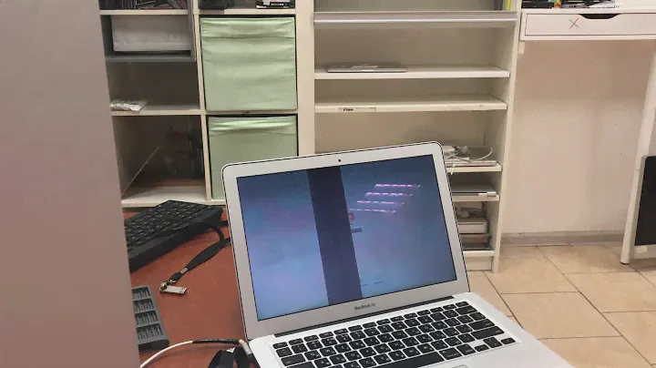 Интро: убираем вертикальные полосы на дисплее MacBook Air