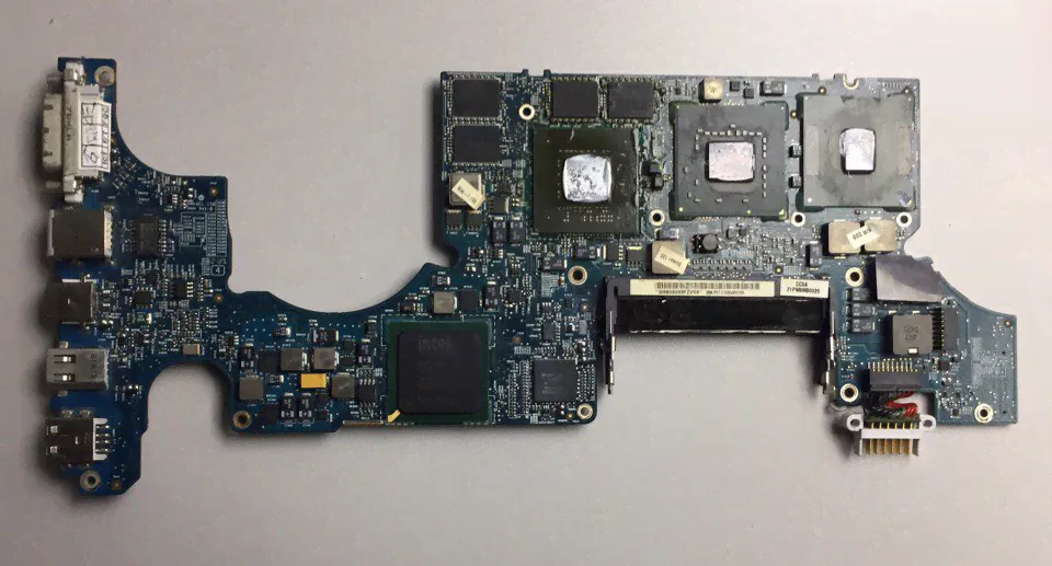 Apple MacBook Pro 17" (A1229) Материнская плата (Нерабочая видеокарта) (org.)-1
